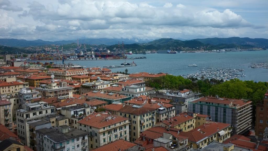 Guesthouse Il Grattacielo Sul Golfo La Spezia Exterior foto